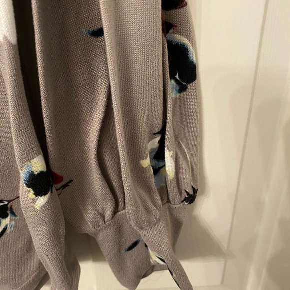 Maurices V-neck light sweater top. - Picture 2 of 2